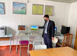 АЛМАЗБЕК БЕЙШЕНАЛИЕВ: “МУГАЛИМДЕРГЕ СЫЙ-УРМАТТЫ КҮЧӨТӨ ТУРГАН – АТА-ЭНЕ”