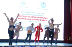 ОШМУДА ЭЛ АРАЛЫК ЭНЕ ТИЛ КҮНҮ ДАҢАЗАЛАНДЫ