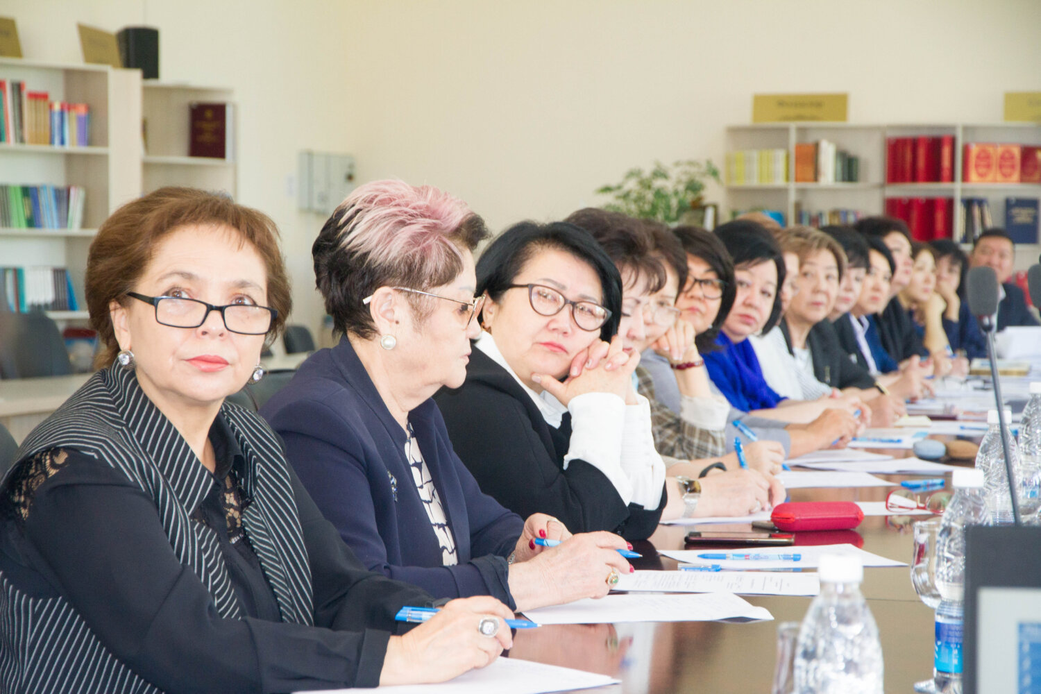 БИШКЕКТИН МЕКТЕПТЕРИНДЕГИ КАДР ЖЕТИШСИЗДИГИ ТАЛКУУЛАНДЫ