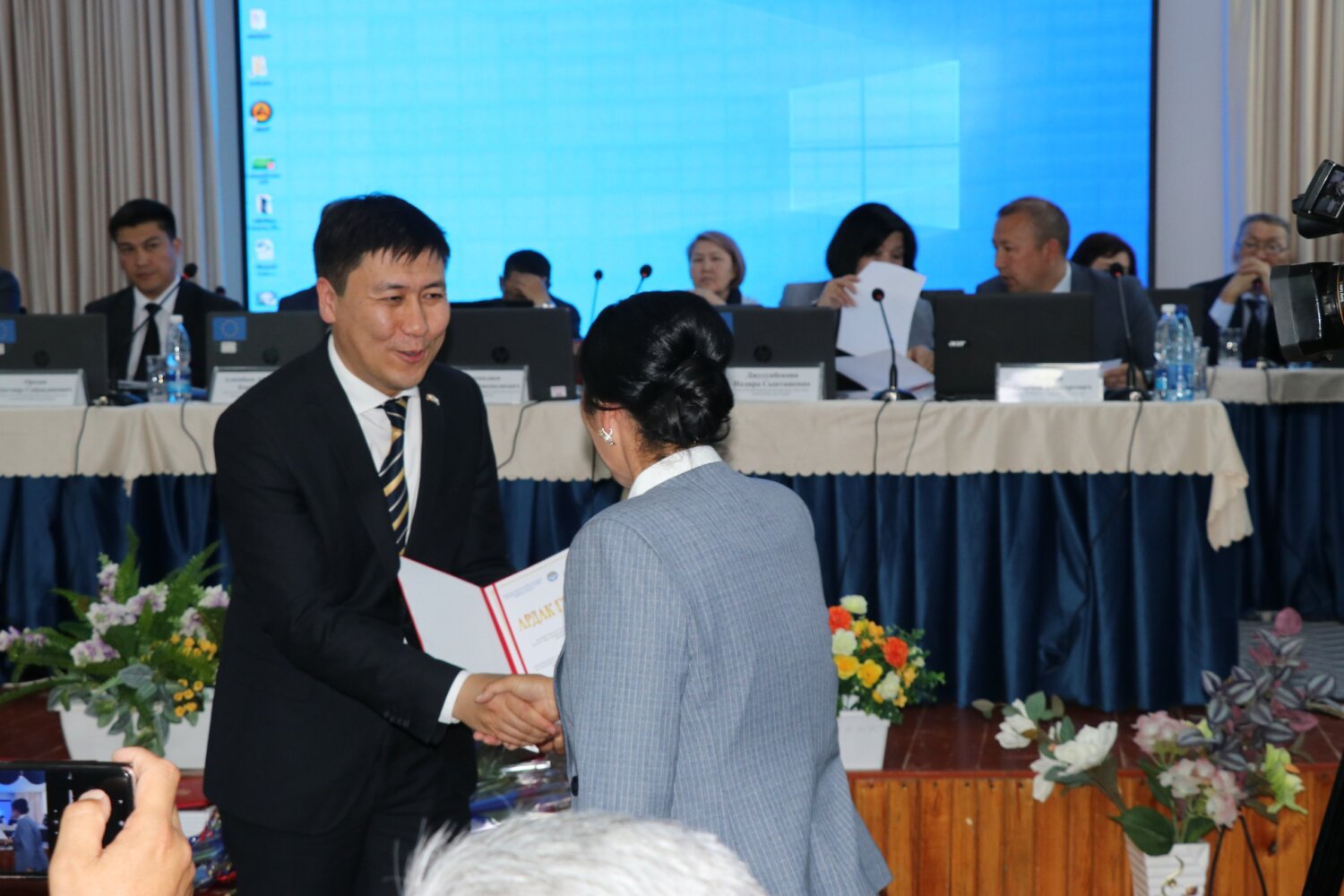 В БАТКЕНЕ НАГРАЖДЕНЫ РАБОТНИКИ ОБРАЗОВАНИЯ