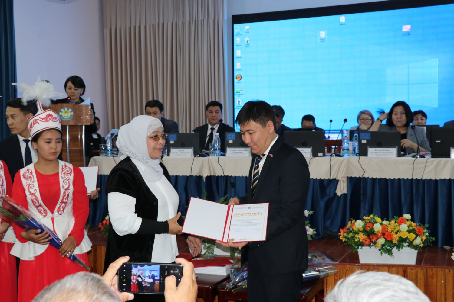 В БАТКЕНЕ НАГРАЖДЕНЫ РАБОТНИКИ ОБРАЗОВАНИЯ