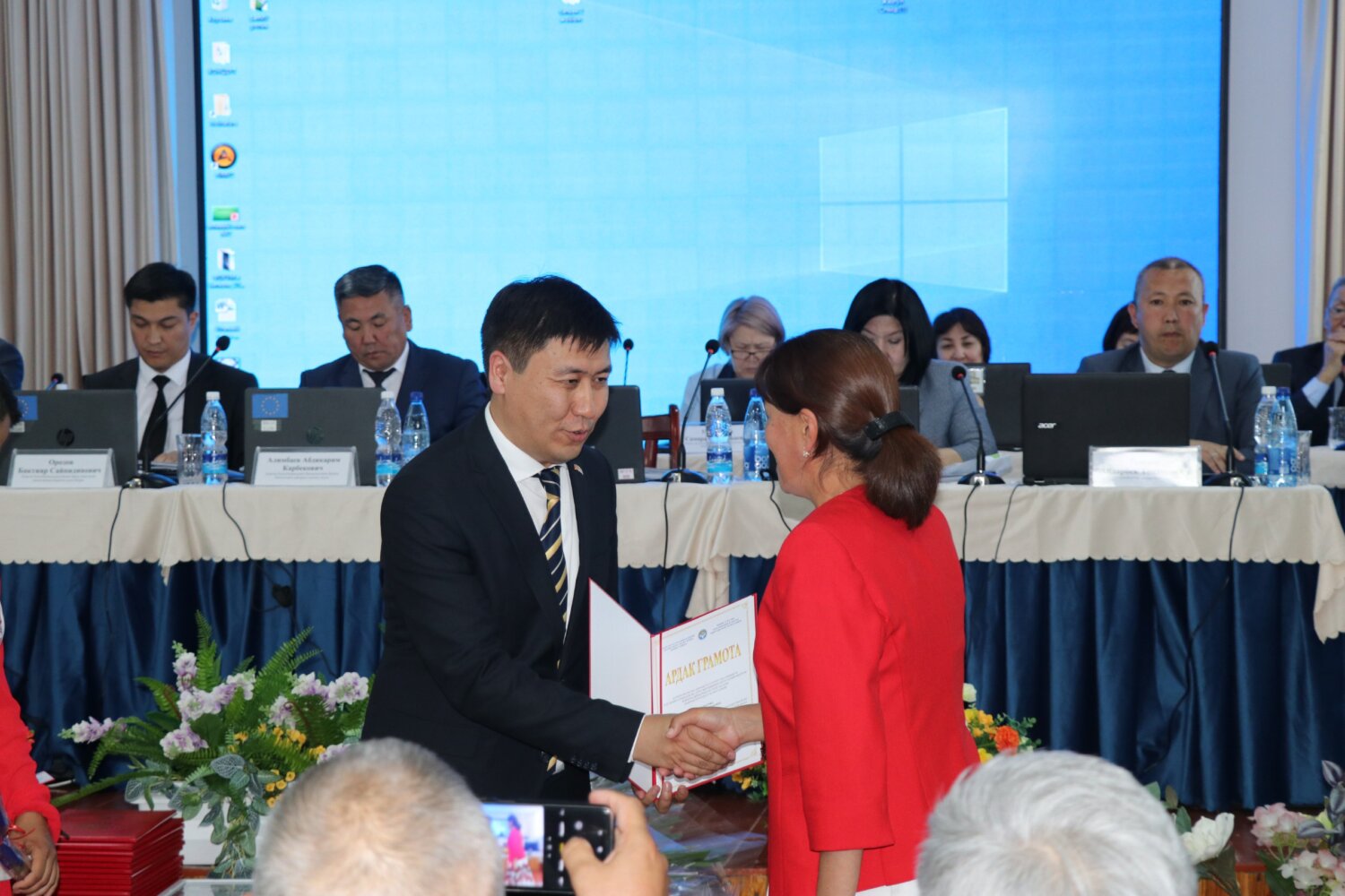 В БАТКЕНЕ НАГРАЖДЕНЫ РАБОТНИКИ ОБРАЗОВАНИЯ