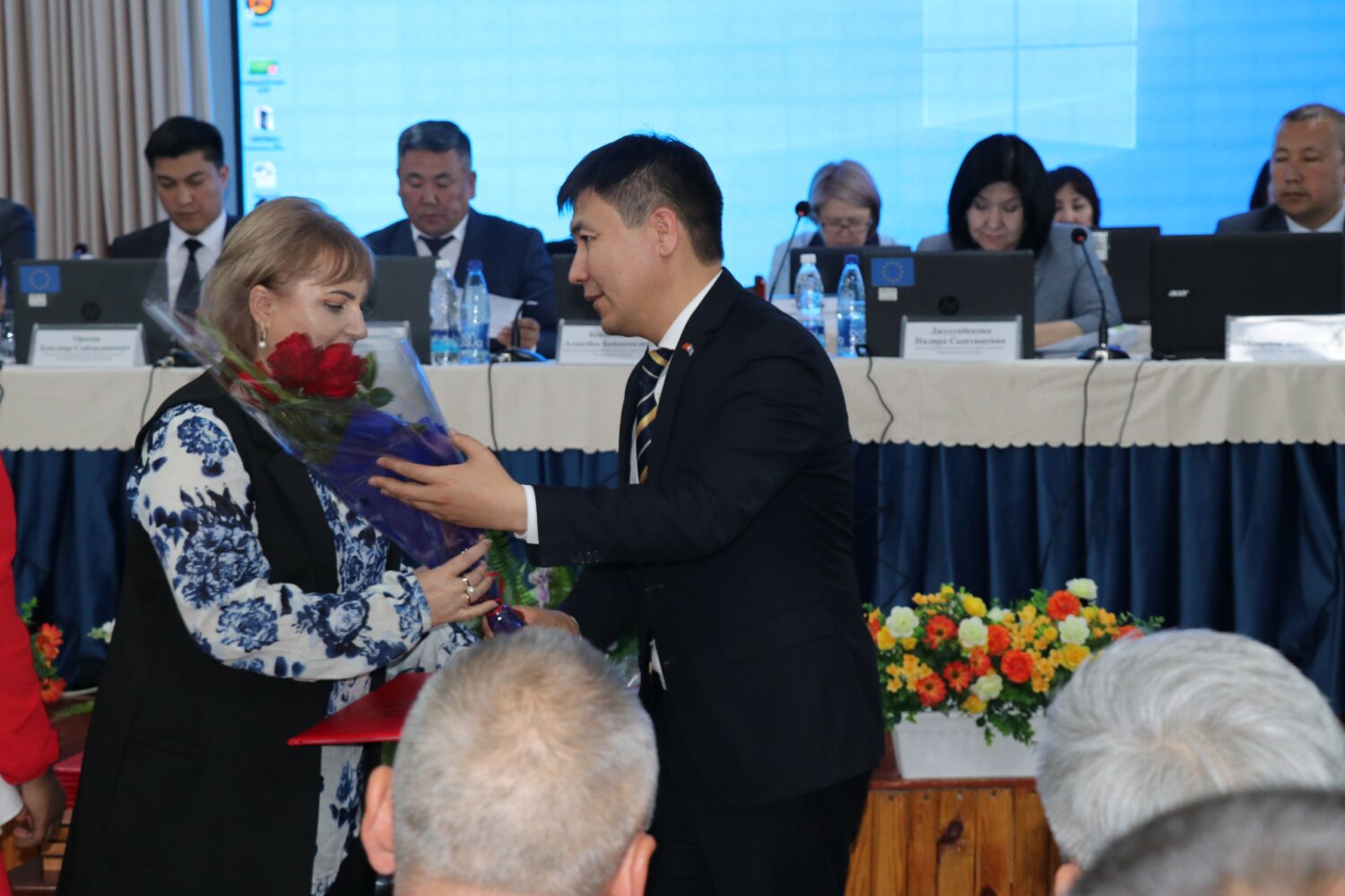 В БАТКЕНЕ НАГРАЖДЕНЫ РАБОТНИКИ ОБРАЗОВАНИЯ