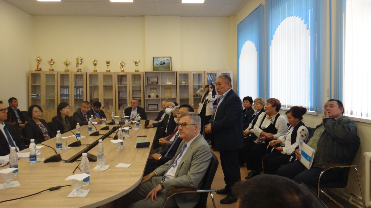 МИНИСТРДИН ОРУН БАСАРЫ АӨБнын ДИРЕКТОРЛОР КЕҢЕШИНИН МҮЧӨЛӨРҮ МЕНЕН ЖОЛУГУШТУ