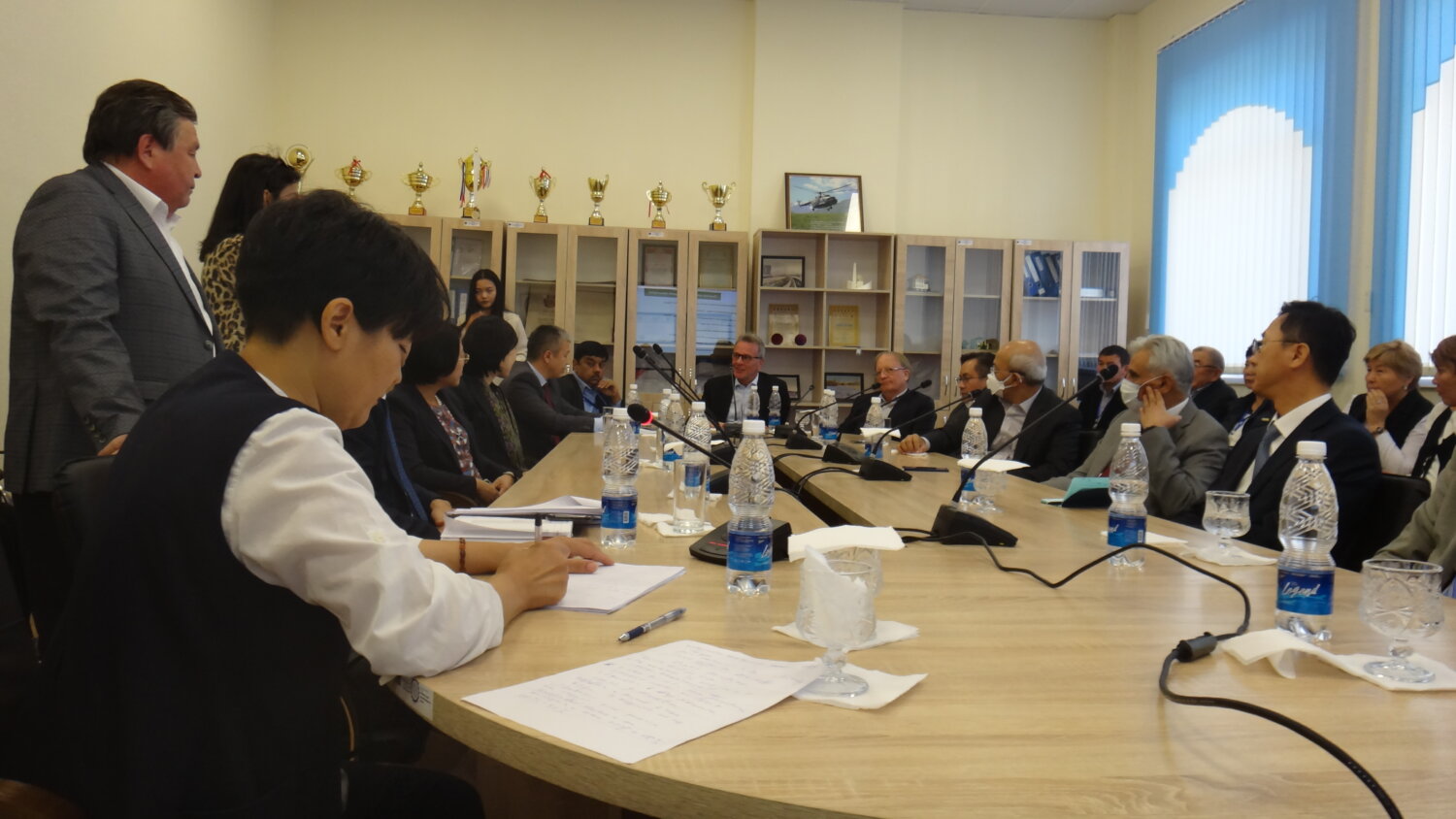 МИНИСТРДИН ОРУН БАСАРЫ АӨБнын ДИРЕКТОРЛОР КЕҢЕШИНИН МҮЧӨЛӨРҮ МЕНЕН ЖОЛУГУШТУ