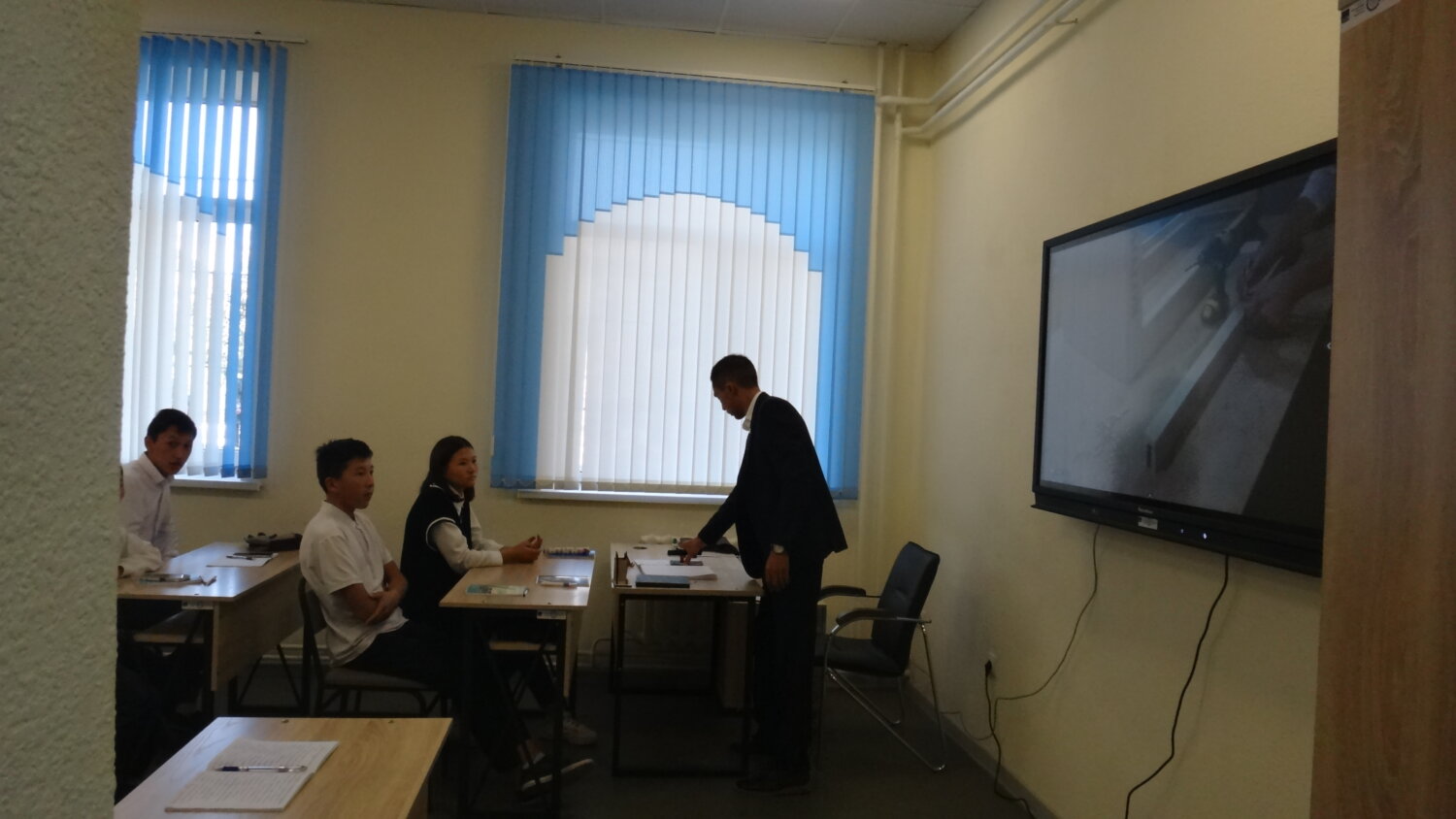 МИНИСТРДИН ОРУН БАСАРЫ АӨБнын ДИРЕКТОРЛОР КЕҢЕШИНИН МҮЧӨЛӨРҮ МЕНЕН ЖОЛУГУШТУ