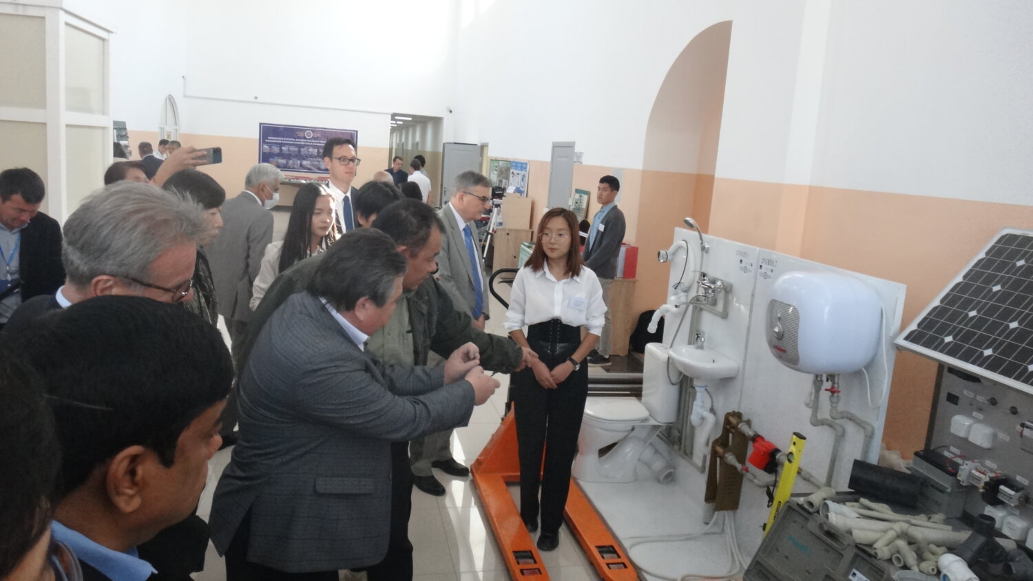 МИНИСТРДИН ОРУН БАСАРЫ АӨБнын ДИРЕКТОРЛОР КЕҢЕШИНИН МҮЧӨЛӨРҮ МЕНЕН ЖОЛУГУШТУ