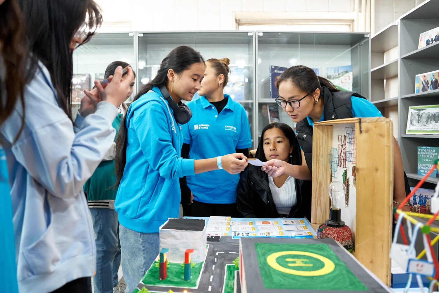 В КЫРГЫЗСТАНЕ 30 ТЫСЯЧ ДЕВОЧЕК ПОЛУЧИЛИ ЗНАНИЯ И ПОПРОБОВАЛИ СВОИ СИЛЫ В STEM СФЕРЕ