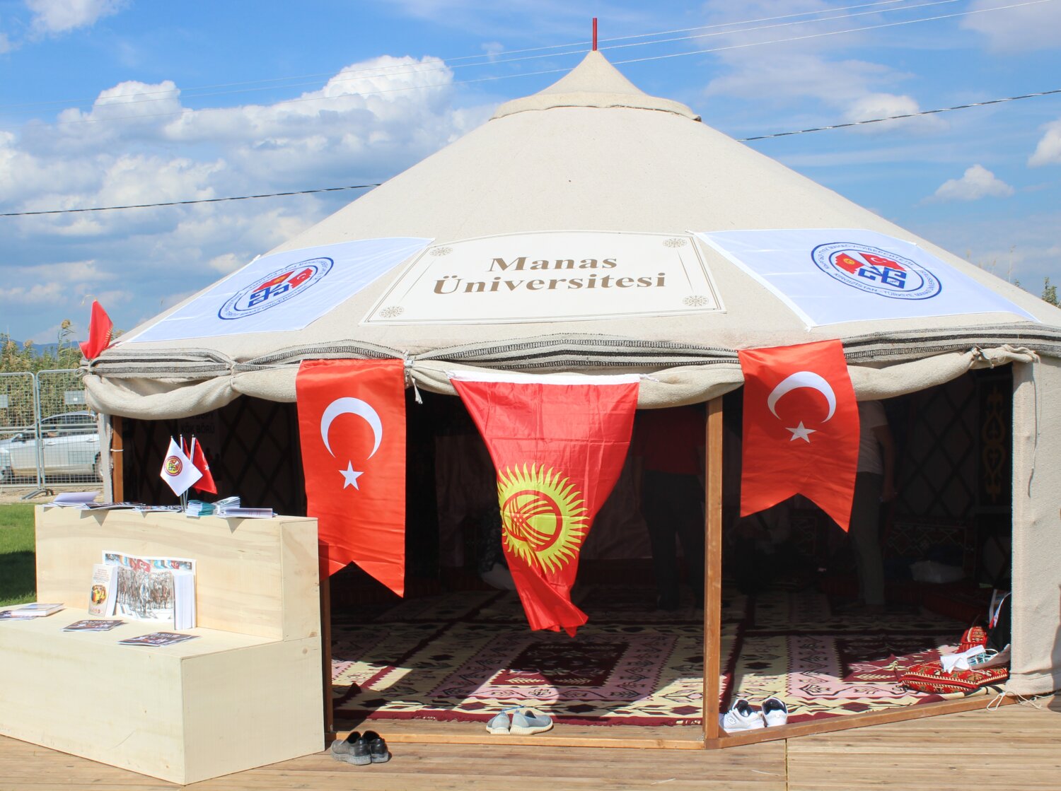 “МАНАС” УНИВЕРСИТЕТИ КӨЧМӨНДӨР ОЮНДАРЫНДА КЫРГЫЗСТАНДЫ ТААНЫТУУДА ЧОҢ САЛЫМ КОШТУ