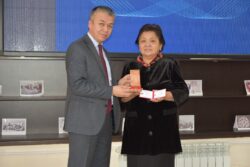 БИЛИМ БЕРҮҮ ЖАНА ИЛИМ МИНИСТРЛИГИ ИЛИМДИН МЫКТЫЛАРЫН СЫЙЛАДЫ