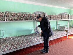 УЛАНБЕК МАМБЕТАКУНОВ АЛАЙ РАЙОНУНДАГЫ ИНТЕРНАТТАГЫ БАЛДАРДЫН ЖАШОО ШАРТЫ МЕНЕН ТААНЫШТЫ