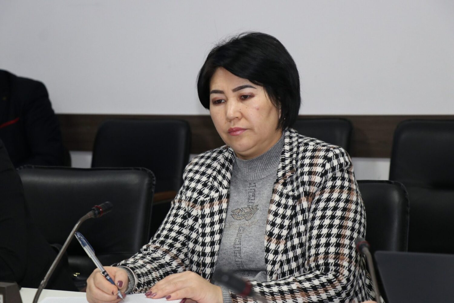 ЭКСПЕРТТЕР КЫРГЫЗСТАНДА КӨП ТИЛДҮҮ БИЛИМ БЕРҮҮНҮ КОЛДООНУ ТАЛКУУЛАШТЫ