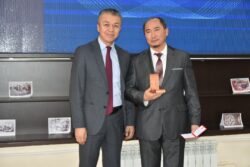 БИЛИМ БЕРҮҮ ЖАНА ИЛИМ МИНИСТРЛИГИ ИЛИМДИН МЫКТЫЛАРЫН СЫЙЛАДЫ