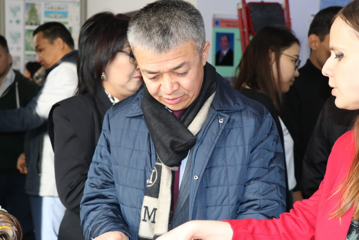 БИЛИМ БЕРҮҮ ЖАНА ИЛИМ МИНИСТРЛИГИ ИЛИМДИН МЫКТЫЛАРЫН СЫЙЛАДЫ