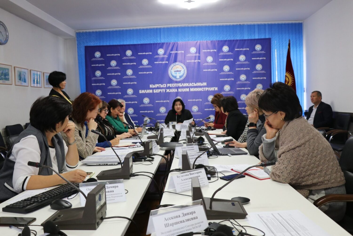 ЭКСПЕРТТЕР КЫРГЫЗСТАНДА КӨП ТИЛДҮҮ БИЛИМ БЕРҮҮНҮ КОЛДООНУ ТАЛКУУЛАШТЫ