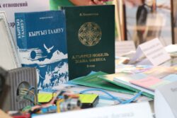 БИЛИМ БЕРҮҮ ЖАНА ИЛИМ МИНИСТРЛИГИ ИЛИМДИН МЫКТЫЛАРЫН СЫЙЛАДЫ