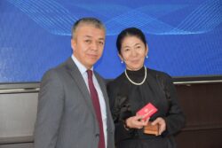 БИЛИМ БЕРҮҮ ЖАНА ИЛИМ МИНИСТРЛИГИ ИЛИМДИН МЫКТЫЛАРЫН СЫЙЛАДЫ