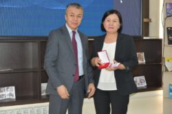 БИЛИМ БЕРҮҮ ЖАНА ИЛИМ МИНИСТРЛИГИ ИЛИМДИН МЫКТЫЛАРЫН СЫЙЛАДЫ