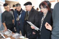 БИЛИМ БЕРҮҮ ЖАНА ИЛИМ МИНИСТРЛИГИ ИЛИМДИН МЫКТЫЛАРЫН СЫЙЛАДЫ