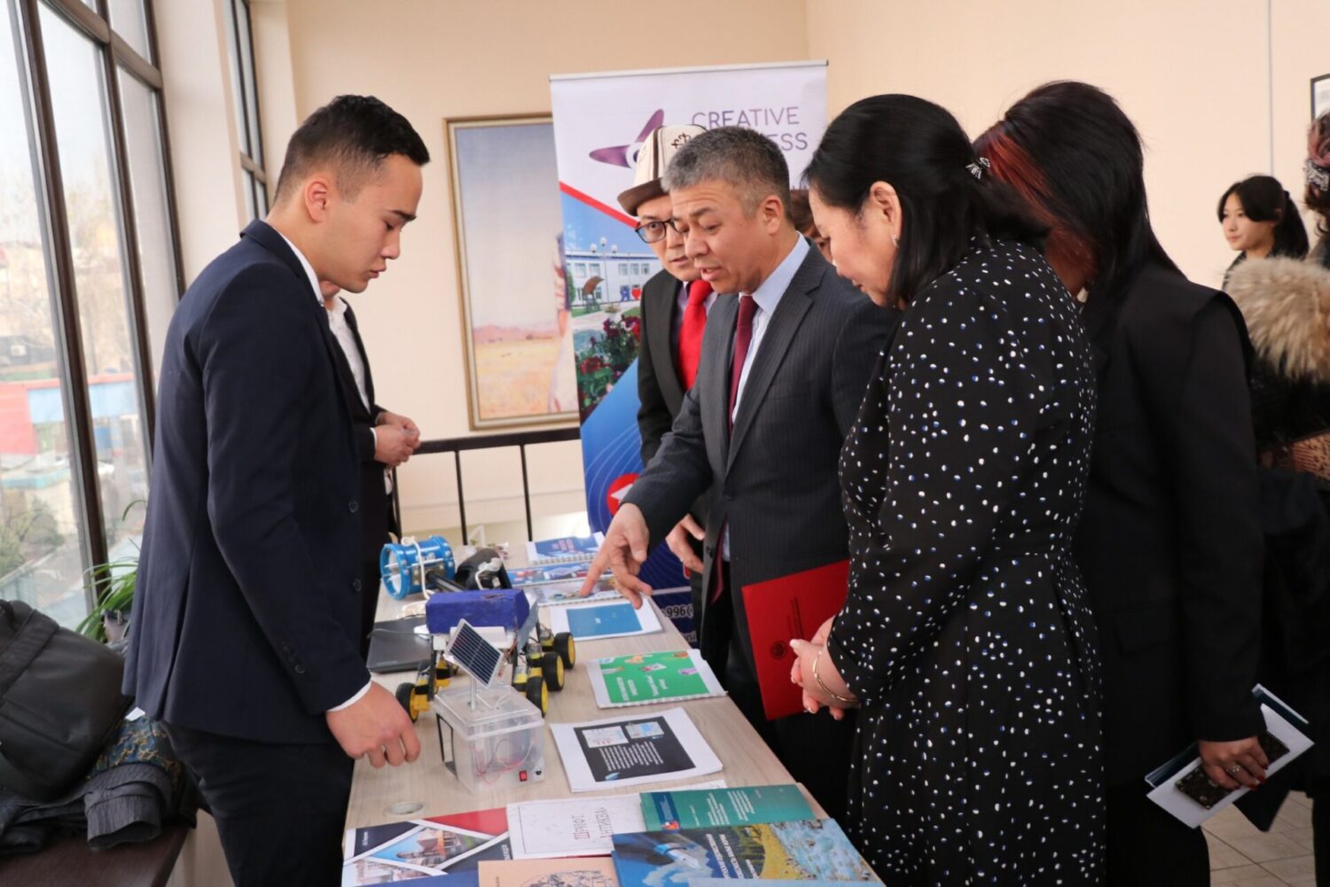 БИЛИМ БЕРҮҮ ЖАНА ИЛИМ МИНИСТРЛИГИ ИЛИМДИН МЫКТЫЛАРЫН СЫЙЛАДЫ