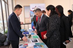 БИЛИМ БЕРҮҮ ЖАНА ИЛИМ МИНИСТРЛИГИ ИЛИМДИН МЫКТЫЛАРЫН СЫЙЛАДЫ