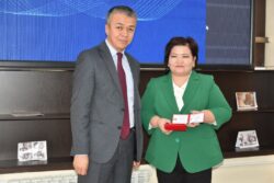 БИЛИМ БЕРҮҮ ЖАНА ИЛИМ МИНИСТРЛИГИ ИЛИМДИН МЫКТЫЛАРЫН СЫЙЛАДЫ