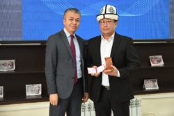 БИЛИМ БЕРҮҮ ЖАНА ИЛИМ МИНИСТРЛИГИ ИЛИМДИН МЫКТЫЛАРЫН СЫЙЛАДЫ