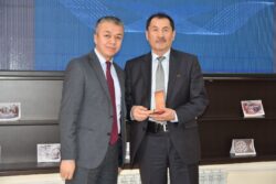 БИЛИМ БЕРҮҮ ЖАНА ИЛИМ МИНИСТРЛИГИ ИЛИМДИН МЫКТЫЛАРЫН СЫЙЛАДЫ