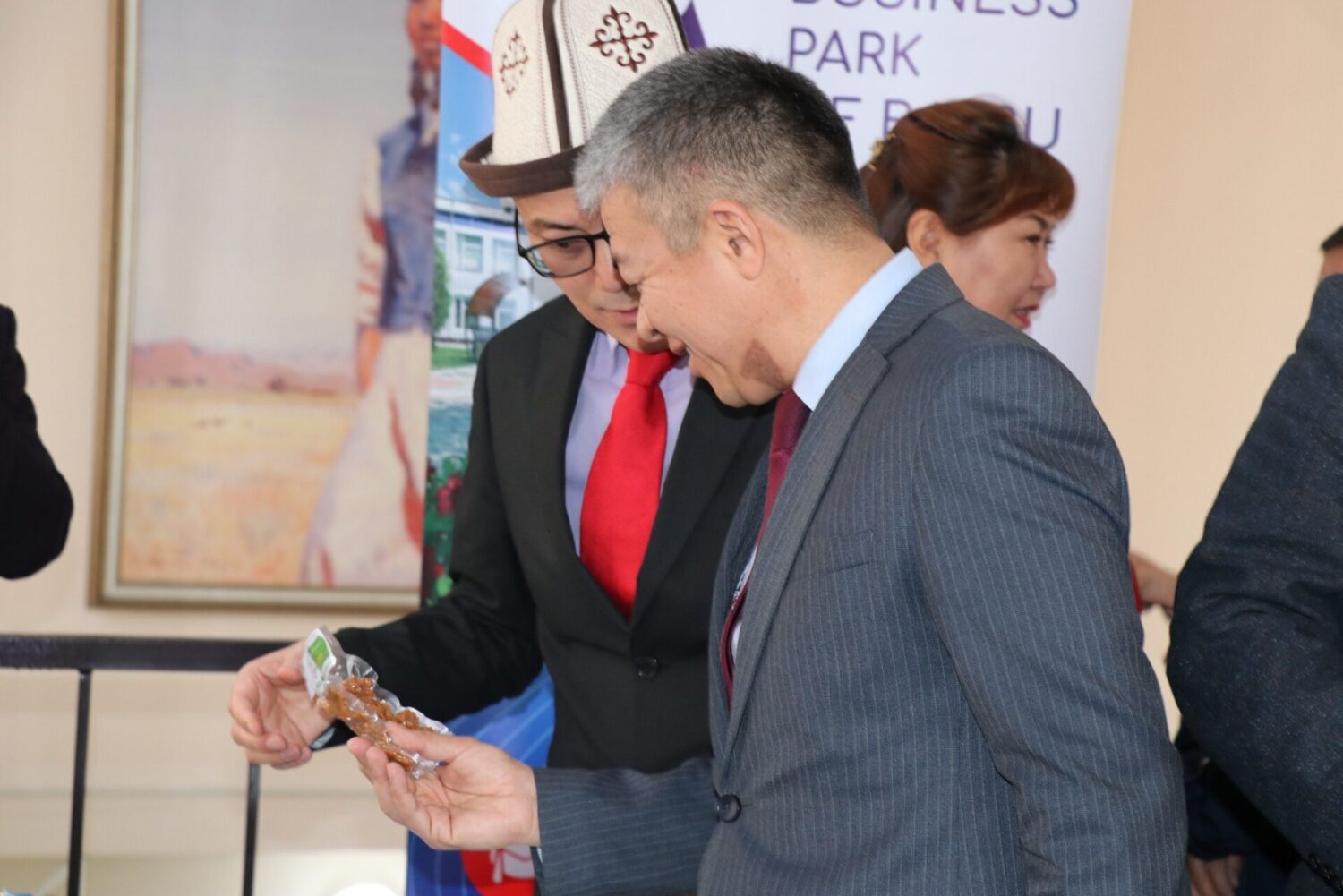 БИЛИМ БЕРҮҮ ЖАНА ИЛИМ МИНИСТРЛИГИ ИЛИМДИН МЫКТЫЛАРЫН СЫЙЛАДЫ