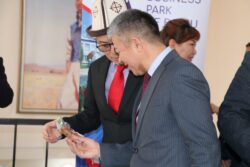 БИЛИМ БЕРҮҮ ЖАНА ИЛИМ МИНИСТРЛИГИ ИЛИМДИН МЫКТЫЛАРЫН СЫЙЛАДЫ