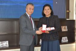 БИЛИМ БЕРҮҮ ЖАНА ИЛИМ МИНИСТРЛИГИ ИЛИМДИН МЫКТЫЛАРЫН СЫЙЛАДЫ