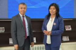 БИЛИМ БЕРҮҮ ЖАНА ИЛИМ МИНИСТРЛИГИ ИЛИМДИН МЫКТЫЛАРЫН СЫЙЛАДЫ