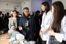 БИЛИМ БЕРҮҮ ЖАНА ИЛИМ МИНИСТРЛИГИ ИЛИМДИН МЫКТЫЛАРЫН СЫЙЛАДЫ