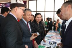 БИЛИМ БЕРҮҮ ЖАНА ИЛИМ МИНИСТРЛИГИ ИЛИМДИН МЫКТЫЛАРЫН СЫЙЛАДЫ