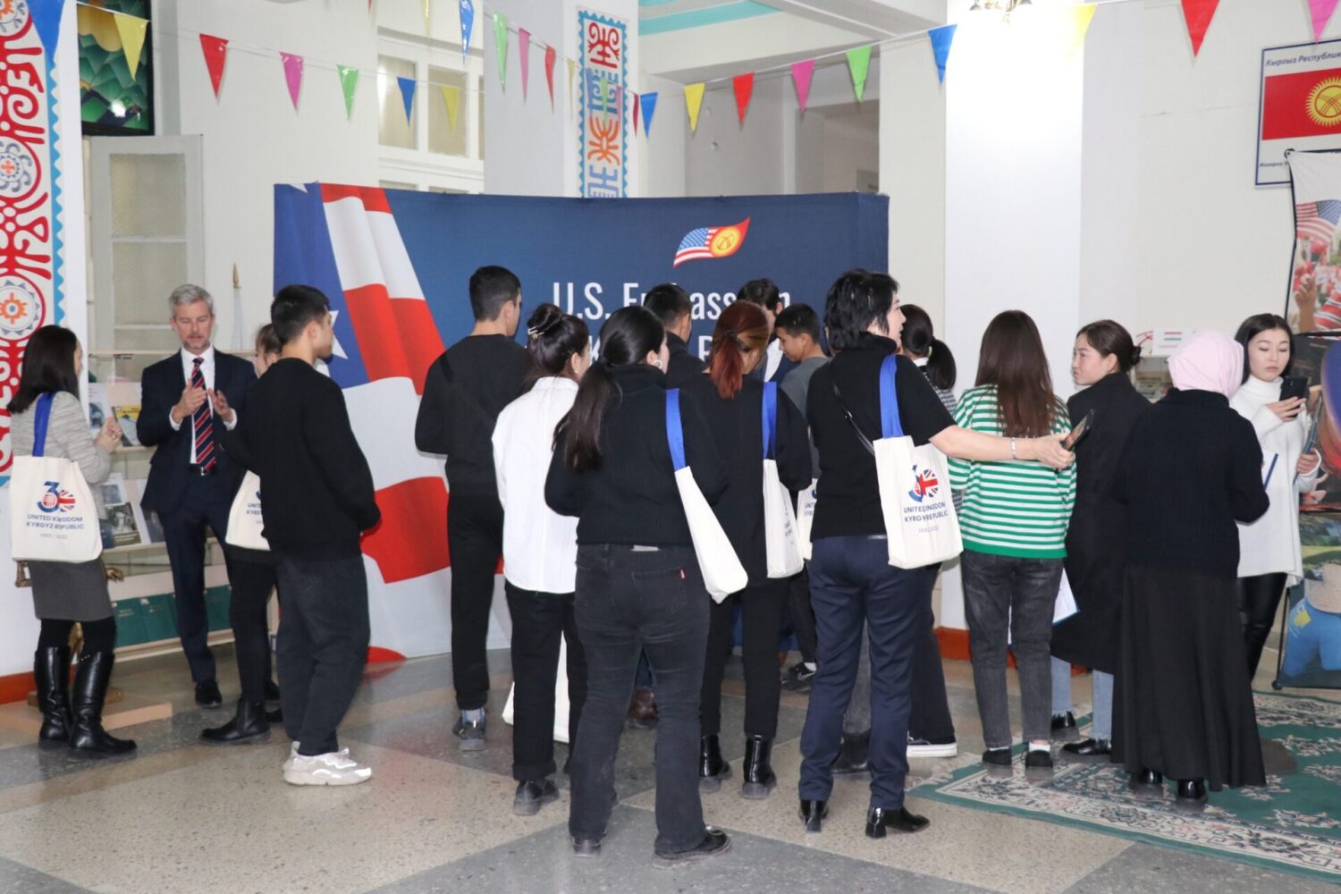 КЫРГЫЗСТАНДА 14-НОЯБРДАН 18-НОЯБРГА ЧЕЙИН ЭЛ АРАЛЫК БИЛИМ БЕРҮҮ ЖУМАЛЫГЫ ӨТКӨРҮЛӨТ