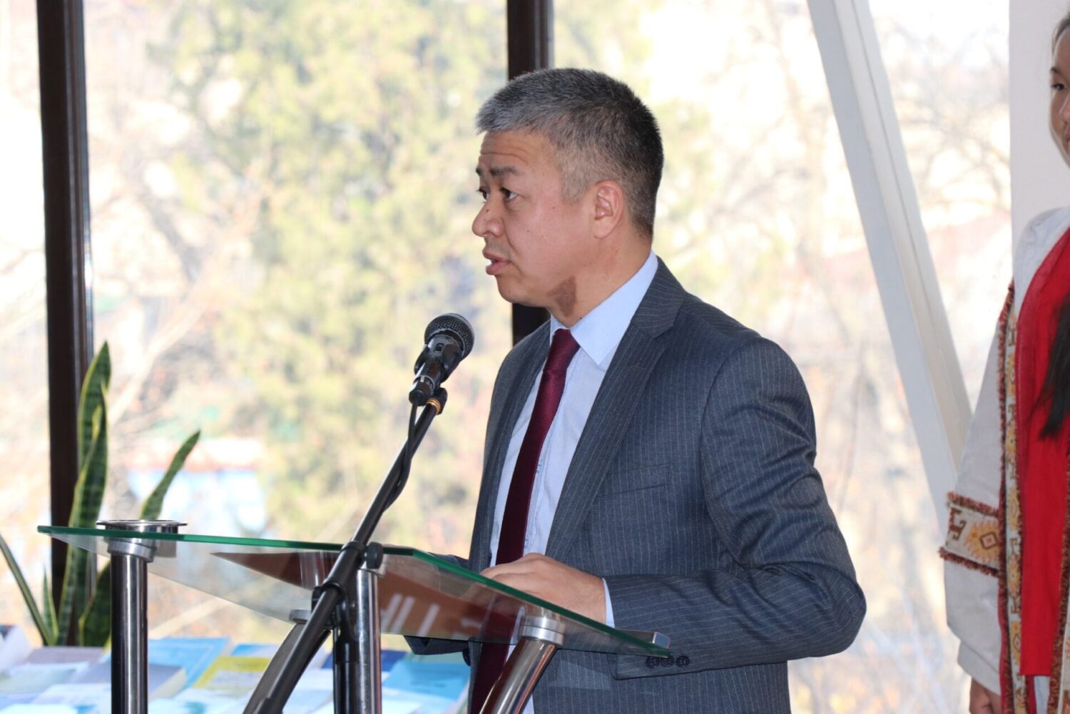 БИЛИМ БЕРҮҮ ЖАНА ИЛИМ МИНИСТРЛИГИ ИЛИМДИН МЫКТЫЛАРЫН СЫЙЛАДЫ