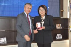 БИЛИМ БЕРҮҮ ЖАНА ИЛИМ МИНИСТРЛИГИ ИЛИМДИН МЫКТЫЛАРЫН СЫЙЛАДЫ