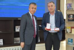 БИЛИМ БЕРҮҮ ЖАНА ИЛИМ МИНИСТРЛИГИ ИЛИМДИН МЫКТЫЛАРЫН СЫЙЛАДЫ