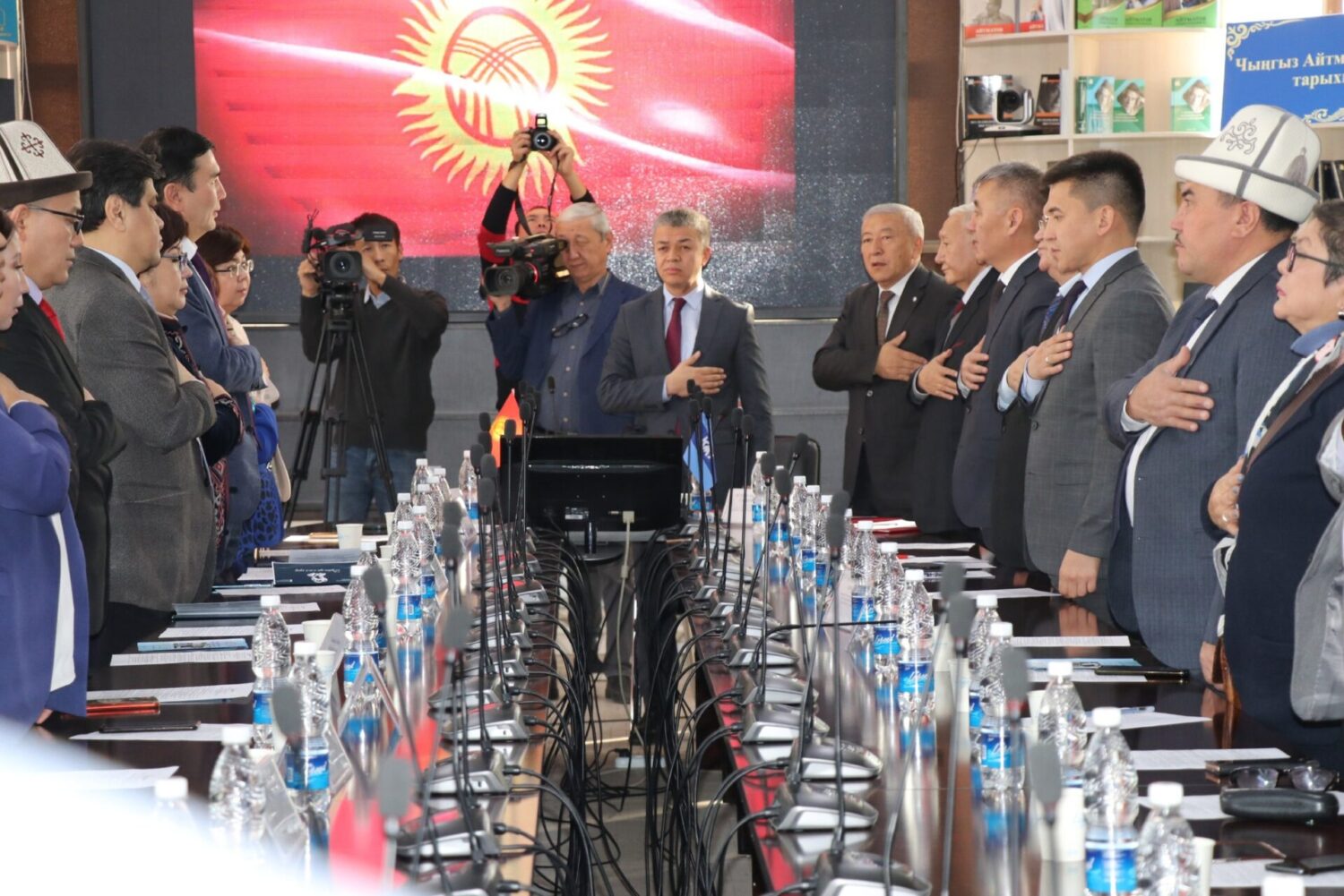 БИЛИМ БЕРҮҮ ЖАНА ИЛИМ МИНИСТРЛИГИ ИЛИМДИН МЫКТЫЛАРЫН СЫЙЛАДЫ