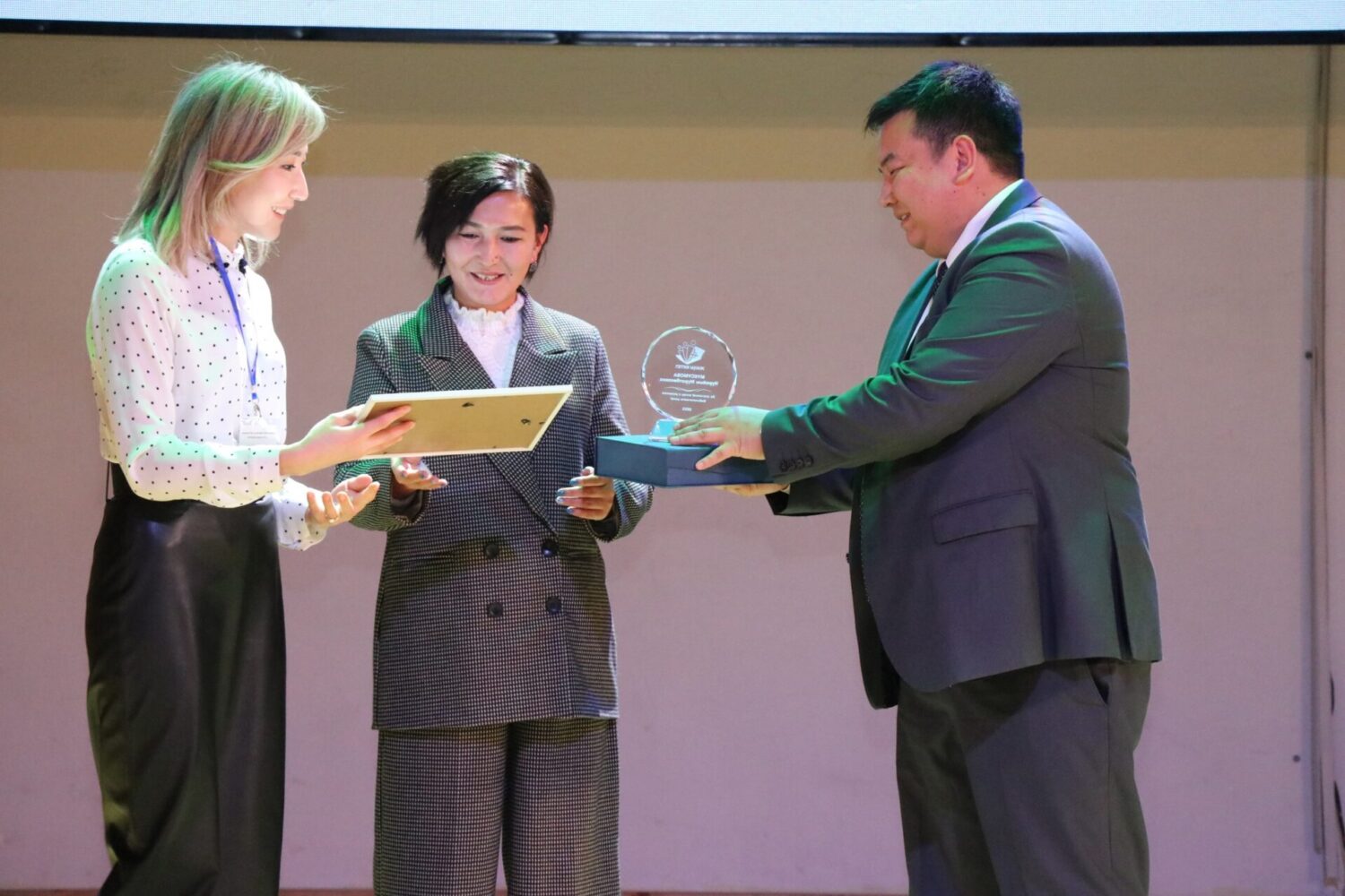 “МЕН ЖАНА МЕНИН КИТЕПКАНАМ” СЫНАГЫНЫН ЖЕҢҮҮЧҮЛӨРҮ СЫЙЛАНДЫ