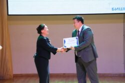 “МЕН ЖАНА МЕНИН КИТЕПКАНАМ” СЫНАГЫНЫН ЖЕҢҮҮЧҮЛӨРҮ СЫЙЛАНДЫ