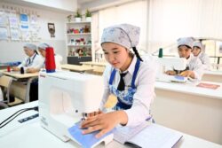 ПРЕЗИДЕНТ САДЫР ЖАПАРОВ БИШКЕК ШААРЫНДАГЫ “ТУНГУЧ” КИЧИРАЙОНУНДА ЖАҢЫ МЕКТЕПТИ АЧТЫ