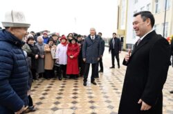 ПРЕЗИДЕНТ САДЫР ЖАПАРОВ БИШКЕК ШААРЫНДАГЫ “ТУНГУЧ” КИЧИРАЙОНУНДА ЖАҢЫ МЕКТЕПТИ АЧТЫ