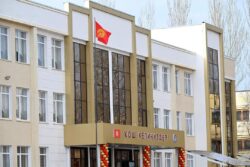 ПРЕЗИДЕНТ САДЫР ЖАПАРОВ БИШКЕК ШААРЫНДАГЫ “ТУНГУЧ” КИЧИРАЙОНУНДА ЖАҢЫ МЕКТЕПТИ АЧТЫ