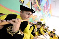 ПРЕЗИДЕНТ САДЫР ЖАПАРОВ БИШКЕК ШААРЫНДАГЫ “ТУНГУЧ” КИЧИРАЙОНУНДА ЖАҢЫ МЕКТЕПТИ АЧТЫ