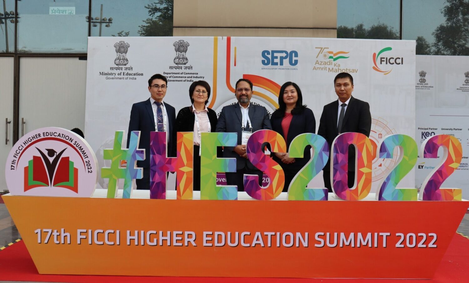 УКРЕПЛЯЕТСЯ СОТРУДНИЧЕСТВО С ЗАРУБЕЖНЫМИ ВУЗАМИ