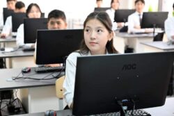 ПРЕЗИДЕНТ САДЫР ЖАПАРОВ БИШКЕК ШААРЫНДАГЫ “ТУНГУЧ” КИЧИРАЙОНУНДА ЖАҢЫ МЕКТЕПТИ АЧТЫ