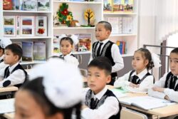 ПРЕЗИДЕНТ САДЫР ЖАПАРОВ БИШКЕК ШААРЫНДАГЫ “ТУНГУЧ” КИЧИРАЙОНУНДА ЖАҢЫ МЕКТЕПТИ АЧТЫ