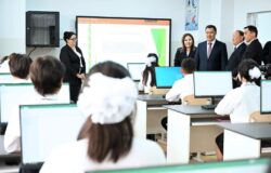 ПРЕЗИДЕНТ САДЫР ЖАПАРОВ БИШКЕК ШААРЫНДАГЫ “ТУНГУЧ” КИЧИРАЙОНУНДА ЖАҢЫ МЕКТЕПТИ АЧТЫ