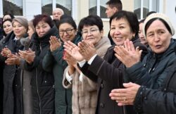 ПРЕЗИДЕНТ САДЫР ЖАПАРОВ БИШКЕК ШААРЫНДАГЫ “ТУНГУЧ” КИЧИРАЙОНУНДА ЖАҢЫ МЕКТЕПТИ АЧТЫ